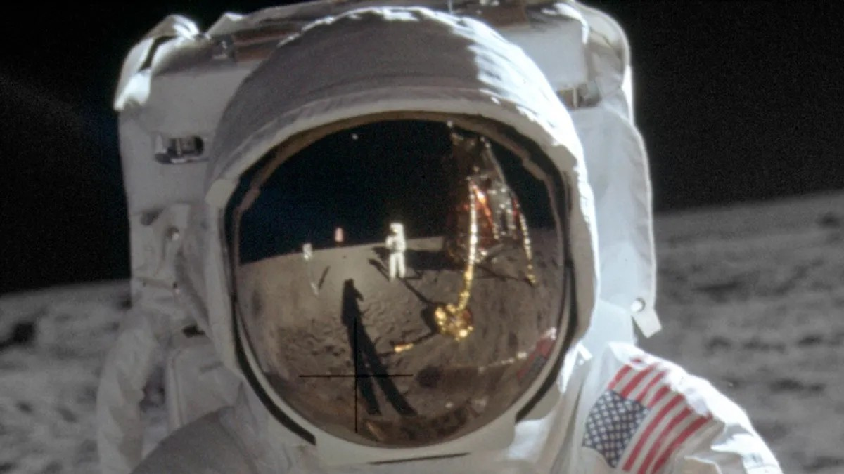 Neil Armstrong'un Ay'da Fotograf Çekilmemesi