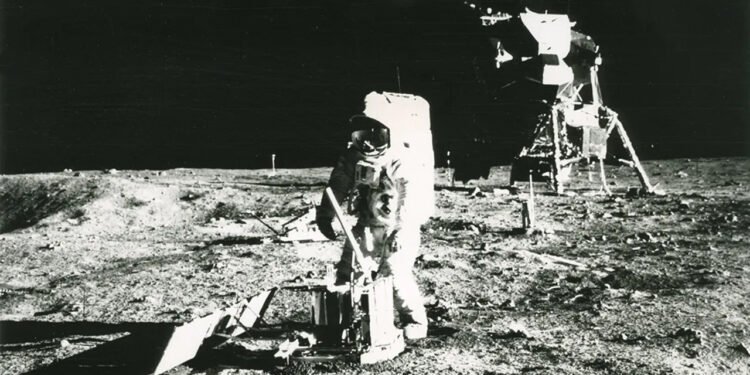 Neil Armstrong ve Ay’da Fotoğraf Eksikliği