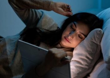 Akıllı Telefonların Mavi Işığı ve Uyku Üzerindeki Etkisi: Uzman Görüşleri ve Araştırma Sonuçları