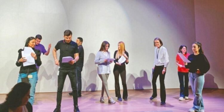 Bir Küçük Parantez Oyunu: Farklı Dünyaların Buluştuğu Komedi-Müzikli Tiyatro