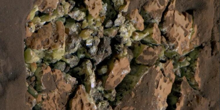 Curiosity Keşif Aracının Mars’taki Kükürt Kristalleri Keşfi