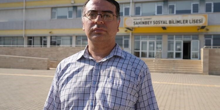 Dil Tutkusu ile 68 Dile Ulaşan Enis Tataroğlu