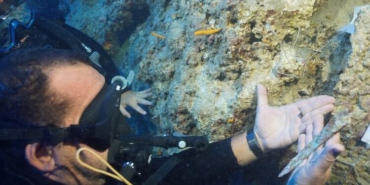 Antalya’da 3 Bin 600 Yıllık Gümüş Hançer Bulundu