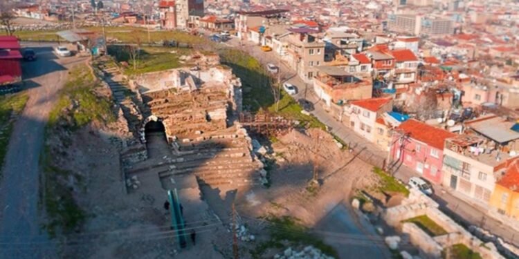 İzmir’de Smyrna Tiyatrosu Kazı Çalışmaları Yeniden Başladı