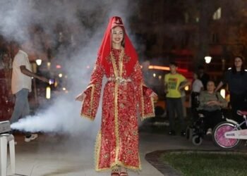 Kütahya’da Yöresel Kıyafetler Defilesi ve Zeynel Sağ Konseri