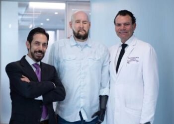 Dünyanın İlk Tam Göz ve Kısmi Yüz Nakli: Aaron James’in Hikayesi