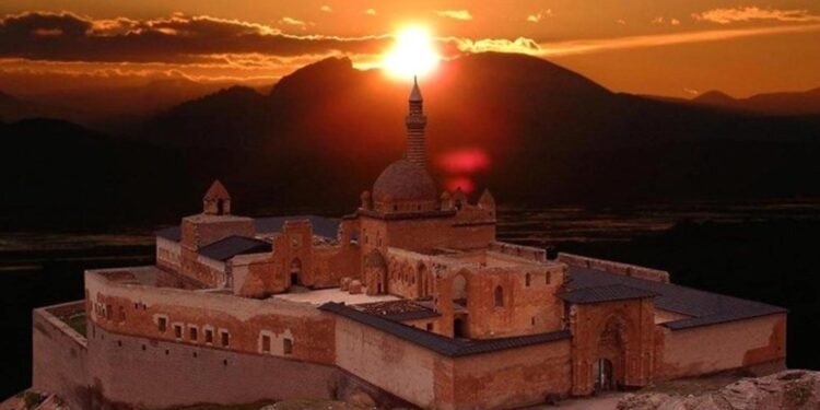 İshak Paşa Sarayı: Tarihin İhtişamı ve Ziyaretçi Akını