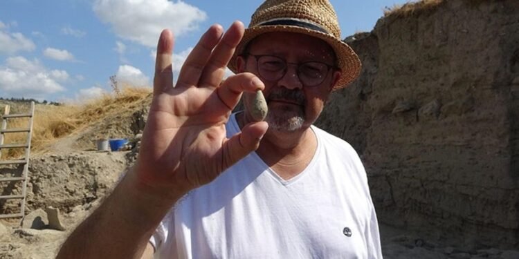 Maydos Antik Kenti’nde 3,400 Yıllık Kurşun Sapan Taşı Keşfi