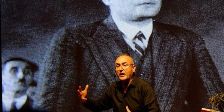 Nâzım Hikmet’in Hayatı ve Eserleri Üzerine Sunay Akın’ın Anlatımı