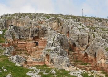 Perre Antik Kenti’nde Tokalaşma Anıtı ve Yazıtı Ziyaretçi Akınına Uğradı