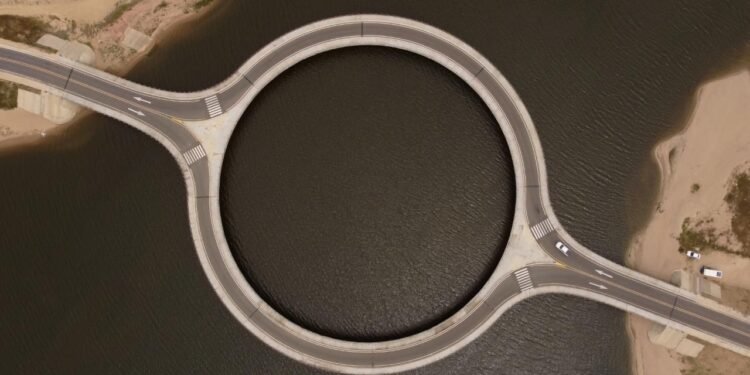 Laguna Garzón Köprüsü: Doğa ve Tasarımın Buluşması