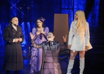 Drakula Tiyatro Oyunu Büyüleyici Performansıyla Sahneye Çıkıyor