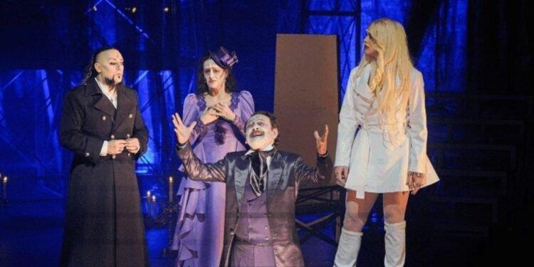 Drakula Tiyatro Oyunu Büyüleyici Performansıyla Sahneye Çıkıyor