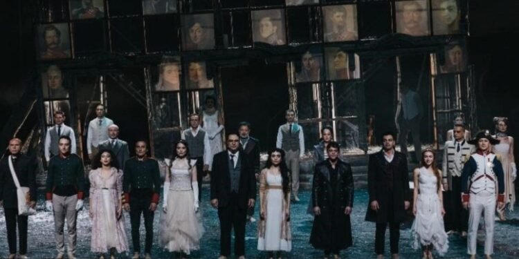 İstanbul Tiyatro Festivali’nde Tolstoy’un Savaş ve Barış’ı Sahnelendi