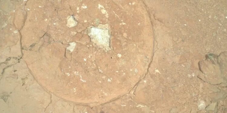 Mars’ta Bulunan Gizemli Kırmızı Kaya ve Yeşil Lekelerin Sırları