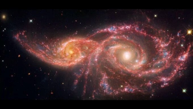 NASA'nın Uzay Teleskopları İki Galaksinin Büyüleyici Çarpışmasını Gözler Önüne Seriyor