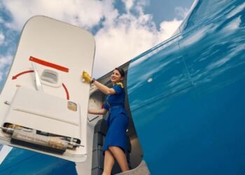 Uçak Kapılarındaki Kırmızı Kurdele: Hayat Kurtaran Detay