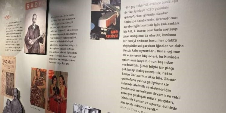 Cumhuriyet Tarihinin Müzikli Panoraması: MüzikTR100 Sergisi