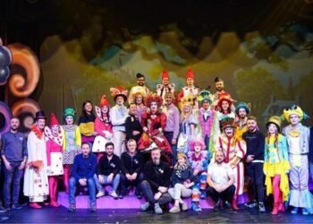 Alice Harikalar Diyarında: Büyülü Bir Prömiyer