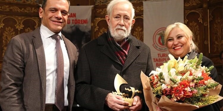 Egemen Berköz’e Behçet Aysan Şiir Ödülü Verildi