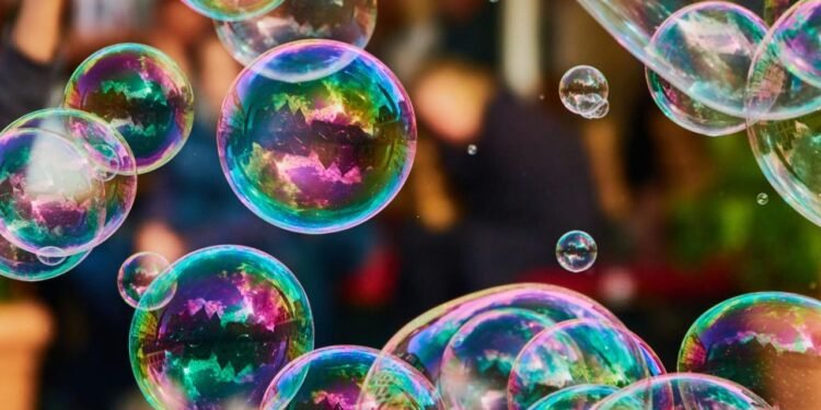 Exeter Üniversitesi’nde 84 Dakika Havada Kalan Sabun Köpüğü Rekoru