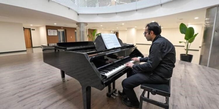 Mersin’de Otizmli Piyano Virtüözü Cem Görkem Gündoğdu’nun Performansı