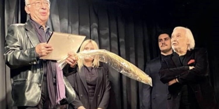 Şener Şen’e Ödül Töreni ve ‘Çöp Dünya’ Oyunu