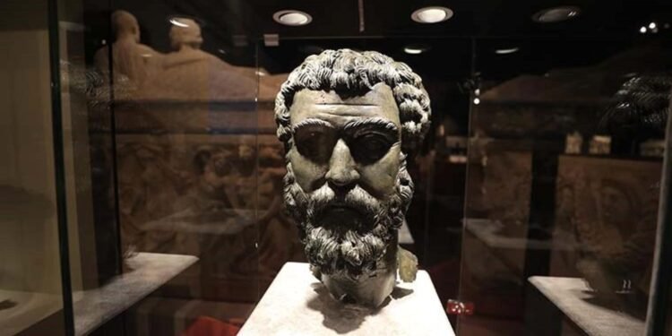 Türkiye’ye İade Edilen Tarihi Eserler: Roma İmparatoru Heykeli ve Pişmiş Toprak Levhalar
