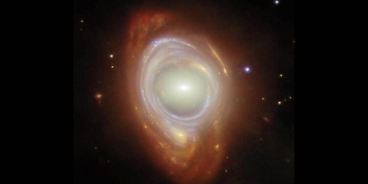 Einstein Halkası: Uzay-Zamanın Bükülmesi ve Kütleçekimsel Merceklenme