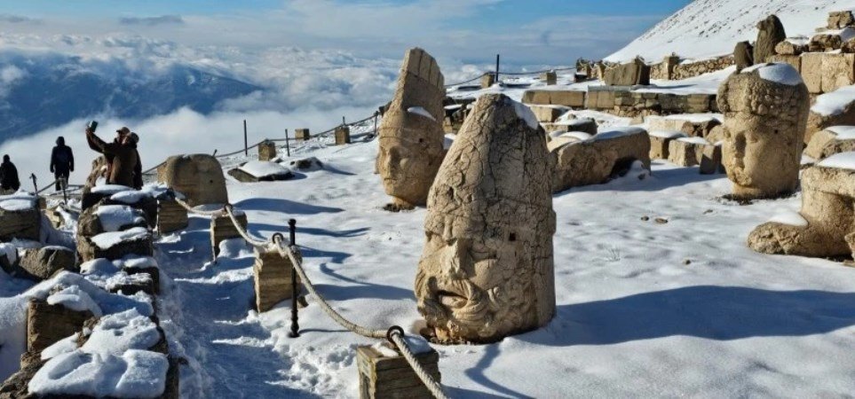 Nemrut Dağı'nda Kar Esintisi: Büyüleyici Manzara Nisan Ayında Beyaza Büründü