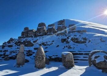Nemrut Dağı’nda Kar Esintisi: Büyüleyici Manzara Nisan Ayında Beyaza Büründü