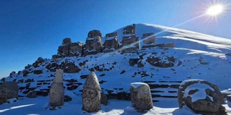 Nemrut Dağı’nda Kar Esintisi: Büyüleyici Manzara Nisan Ayında Beyaza Büründü