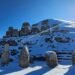 Nemrut Dağı’nda Kar Esintisi: Büyüleyici Manzara Nisan Ayında Beyaza Büründü