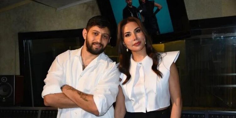 Ebru Yaşar, Yeni Şarkılarıyla Yazın Renklerini Müzikle Taşıyor