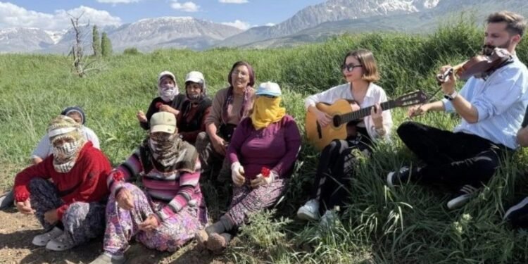 Erzincan Binali Yıldırım Üniversitesi Öğrencilerinden Anneler Günü Sürprizi
