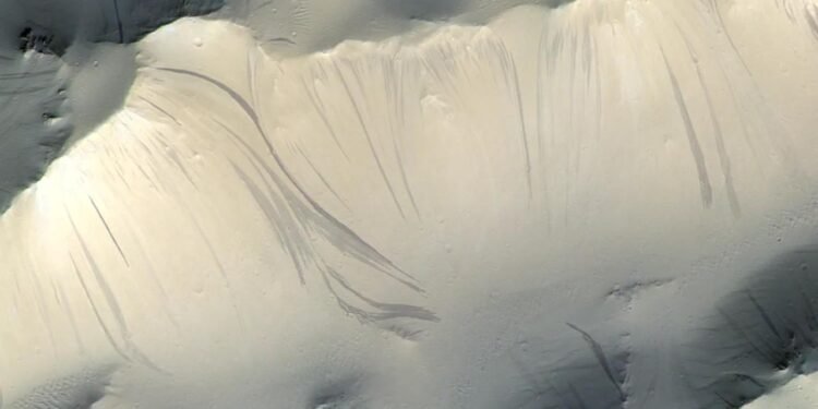 Mars Yüzeyindeki Gizemli Siyah Çizgilerin Sırrı Çözülüyor