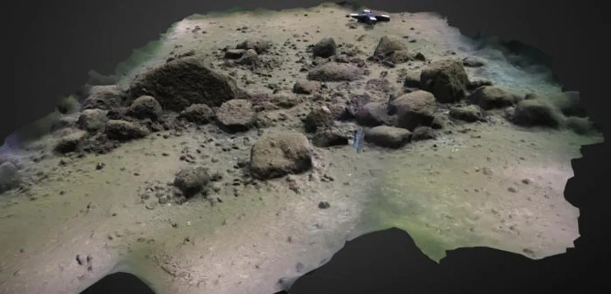 Bilim insanları, Baltık Denizi’nin derinliklerinde, yaklaşık 11.000 yıl öncesine, yani Taş Devri’ne tarihlendirilen 1 kilometre uzunluğunda gizemli bir taş yapı keşfetti. “Blinkerwall” adı verilen bu antik yapı, o dönemki insanların karmaşık toplumsal organizasyonlara sahip olduklarını ve büyük ölçekli inşaat projeleri geliştirebildiklerini gösteren önemli bir bulgu olarak öne çıkıyor.