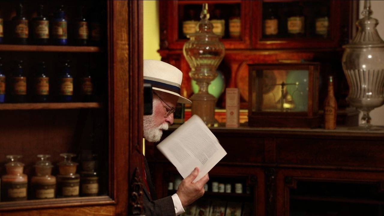 İstanbul Modern’in ev sahipliğinde gerçekleşen ve çağdaş medya sanatının önemli temsilcilerinden Ali Kazma’nın farklı coğrafyalarda ürettiği eserleriyle izleyiciyle buluşan “Aklın Manzaraları” sergisi, sanat severlere yeni bir deneyim sunuyor. Bu özel sergide, Kazma’nın Japonya’nın tarihi Nara kentinde altı asırdır devam eden geleneksel mürekkep üretimini belgeleyen ve sanatın farklı boyutlarını ortaya koyan “Sumi” (2025) adlı video eseri ilk kez gösteriliyor. Serginin küratörlüğünü Öykü Özsoy Sağnak ve Demet Yıldız Dinçer üstlenirken, asistan küratörlük görevini Yazın Öztürk yürütüyor. “Aklın Manzaraları”, Kazma’nın 55. Venedik Bienali Türkiye Pavyonu’nda sergilenen ve büyük beğeni toplayan “Hat” (2013) ile “Dövme” (2013) başlıklı videolarını içermenin yanı sıra, erişimi zor mekânlarda gerçekleştirilmiş fotoğraf ve video çalışmalarını da kapsıyor. Bu çalışmalar, zor ulaşılabilen kütüphaneler, matbaalar, kâğıtçılar, ciltçiler, restorasyon atölyeleri ve kitapçılardan derlenmiş görüntülerle, geçmişten günümüze edebi üretimin izlerini taşıyor. Öte yandan, yazar Orhan Pamuk’un kişisel arşivi ve yaşam alanına odaklanan “Mürekkep Evi” (2023) ve “Sentimental” (2022) yapıtları ile, Arjantinli yazar ve kitap tarihçisi Alberto Manguel’in Fransa’dan Portekiz’e taşınma sürecini anlatan “Alberto Lizbon’da” (2024) adlı eserleri de ilk kez Türkiye’de izleyiciyle buluşuyor. İstanbul Modern Yönetim Kurulu Başkanı Oya Eczacıbaşı, sergiyle ilgili yaptığı açıklamada: “Ali Kazma’nın insanlık tarihi, üretim kültürü ve düşünsel miras temalarına odaklanan eserlerini bir araya getiren ‘Aklın Manzaraları’ sergisine ev sahipliği yapmak bizim için büyük bir gurur. İstanbul Modern Fotoğraf Galerisi olarak, Türkiye’de bir müze bünyesinde kurulan ilk ve tek fotoğraf galerisi olmanın sorumluluğuyla, çağdaş sanatta fotoğraf ve video disiplinlerinin yerini güçlendirmeye devam ediyoruz. Bu sergi, hem analog hem de dijital üretimlerin özgün diyalogunu ortaya koyarak, sanatın çok katmanlı ve zengin doğasına ışık tutuyor” dedi. ‘Hayatımı adadığım işleri kendi şehrimde sergilemek benim için büyük bir onur’ diyen Kazma, sergiyle ilgili şunları paylaştı: “Tüm sergilerime büyük bir özen gösteriyorum, ancak özellikle İstanbul’daki sergilerime daha fazla önem veriyorum. Bu sergiyi, kişisel tarihimin ve şu anki yaşamımın kesiştiği noktalar olarak görüyorum. Yaklaşık on yıl aradan sonra, İstanbul Modern gibi büyük ve köklü bir kurumda ilk kez kendi şehrimde sergi açmak benim için çok anlamlı. Ayrıca, sergide yer alan ‘Hat’ ve Orhan Pamuk ile birlikte gerçekleştirdiğim diğer çalışmaların, üretildikleri mekanlara oldukça yakın bir konumda sergileniyor olması da ayrı bir heyecan kaynağı. Orhan Pamuk’un evi bu sergi alanına yaklaşık iki yüz metre mesafede bulunuyor. Çekim sürecinde İstanbul Modern’i görebilmek ve şehrin kalbinde böyle bir projeye imza atmış olmak, benim için büyük bir gurur. Hayatımı adadığım bu işlerin, kendi şehrimde, kendi evimde izleyicilerle buluşması benim için büyük bir anlam taşıyor” şeklinde konuştu.İstanbul Modern Şef Küratörü Öykü Özsoy Sağnak ve Fotoğraf Küratörü Demet Yıldız Dinçer ise sergi fikrini şöyle açıkladı: “Bu serginin temelini, Ali Kazma’nın kitaplara ve edebiyata duyduğu derin ilgi ve sevgi oluşturuyor. ‘Aklın Manzaraları’, yazarların mekânları ve yazma süreçlerine odaklanıyor; aynı zamanda bu süreçleri mümkün kılan matbaalar, kütüphaneler, kitapçılar ve mürekkep gibi temel unsurlara da yer veriyor. Kazma, insan faaliyetlerine dair sorgulamalarını bu kez edebiyat ve yazı üretimi üzerinden sürdürüyor; izleyiciyi, video ve fotoğrafın ‘görünmeyeni görünür kılma’ gücü üzerine düşünmeye teşvik ediyor. Bu sergi, aynı zamanda sanatçının uzun bir aradan sonra Türkiye’de gerçekleştirdiği ilk büyük ölçekli müze sergisi olma özelliği taşıyor.” Sanat ve Edebiyatın İlginç Buluşması