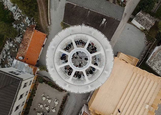 Gökyüzüne Dokunan Beyaz Kule: Mulegns’te 3D Yazıcıyla İnşa Edilen Efsanevi Yapı