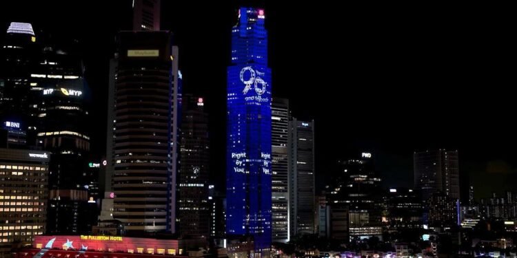 280 metrelik binayı dev ekrana çevirdiler