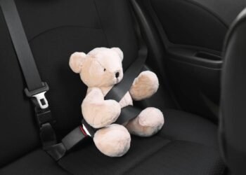 Arka koltuk boş bile olsa, emniyet kemerlerini neden bağlamalısınız?