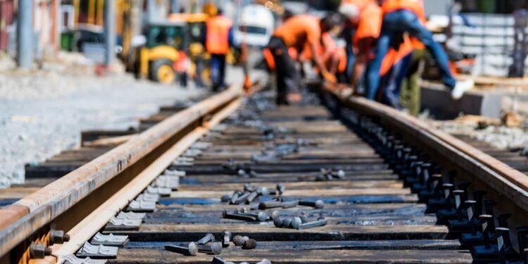 Aşırı sıcaklar, İngiltere’deki trenleri vurdu