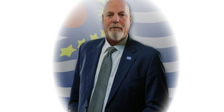 Ay’da ve gezegenlerde arsa satan adam: Dennis Hope’un şaşırtıcı hikayesi