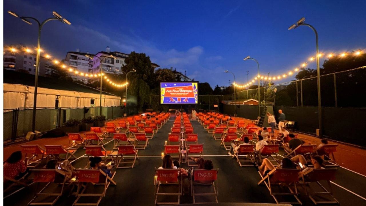 Hillside Tennis Kortları Manzarasıyla Açık Hava Sineması Yaz Programı