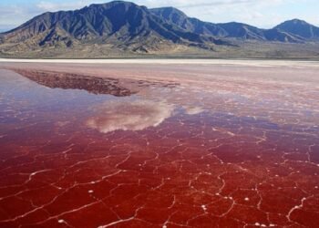 İçine gireni taşa çeviren kırmızı gölün sırrı ne?
