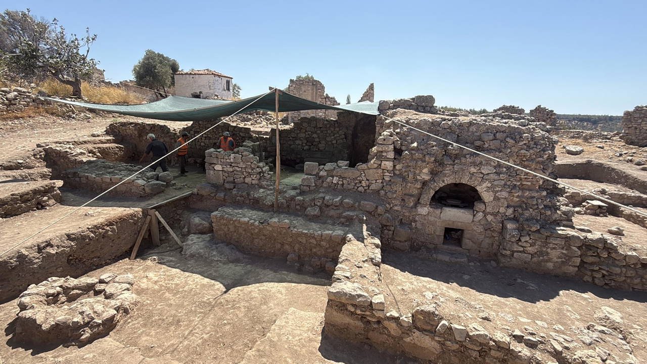 Beçin Kalesi'nde 3 bin yıllık kremasyon mezarlar bulundu
