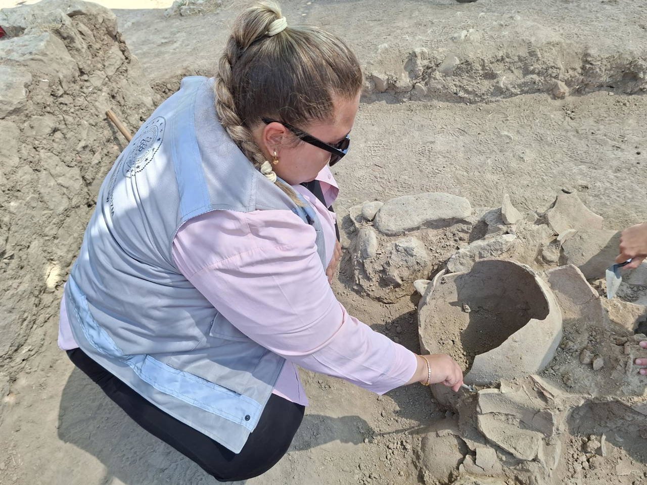 Beçin Kalesi'nde 3 bin yıllık kremasyon mezarlar bulundu