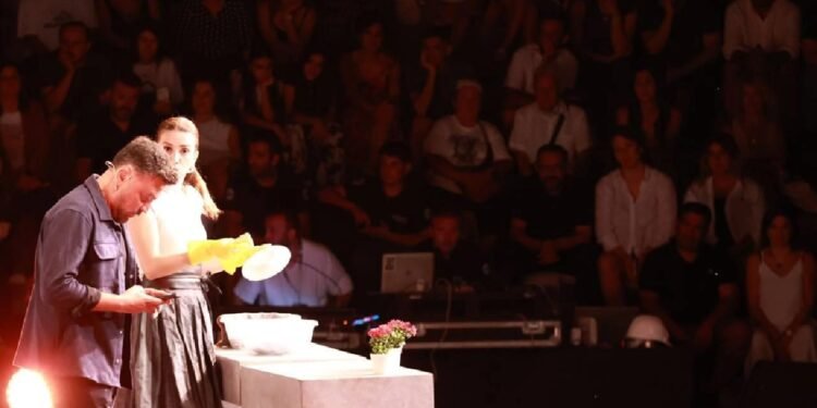 Bergama’da Tiyatro Festivali: Yürüyüşler, Paneller ve Sahne Büyüsü