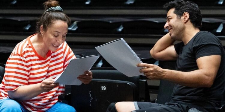 Binnur Kaya ve Mert Fırat aynı sahnede: Açık İlişki perde açıyor