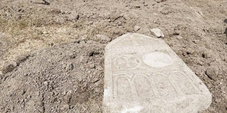 Çorum’da Kanal Kazısı Sırasında Tarihi Değere Sahip Mezar Taşı Ortaya Çıktı